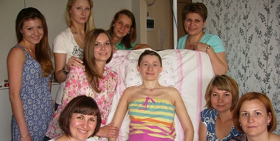 После ДТП Катя стала инвалидом, но друзья не оставили девушку и, составив график, постоянно водят ее в кафе, на прогулки и в цирк