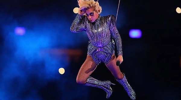 В 2017 году Леди Гага точно так же летала уже в реальной жизни.