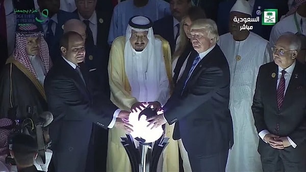 Как вам реальное фото? Даже расположение политиков одинаково!