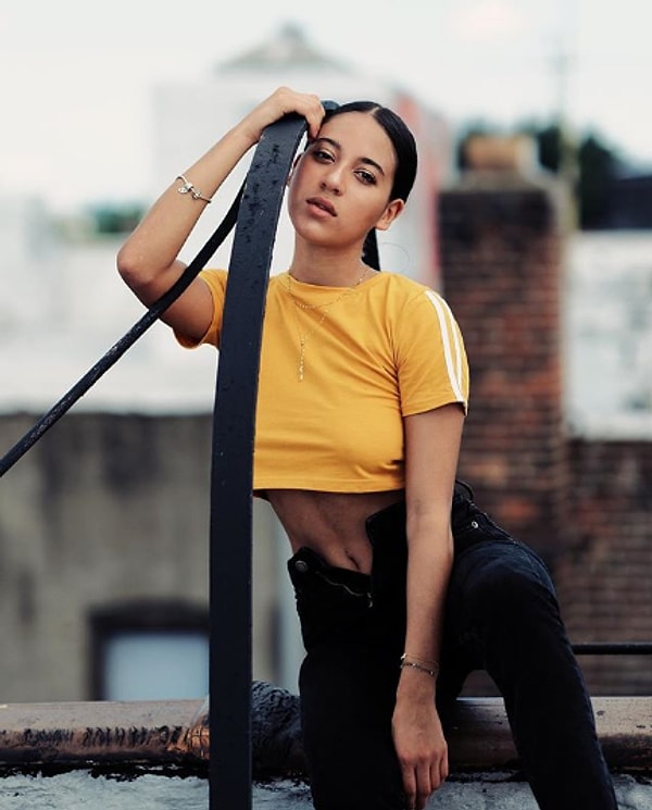 После того, как Наташа подчеркнула, что является идеальной девушкой для отношений, она начала перечислять критерии, которым должен соответствовать ее молодой человек, а тех, кто не подпадает под них, она попросила покинуть место "свидания".