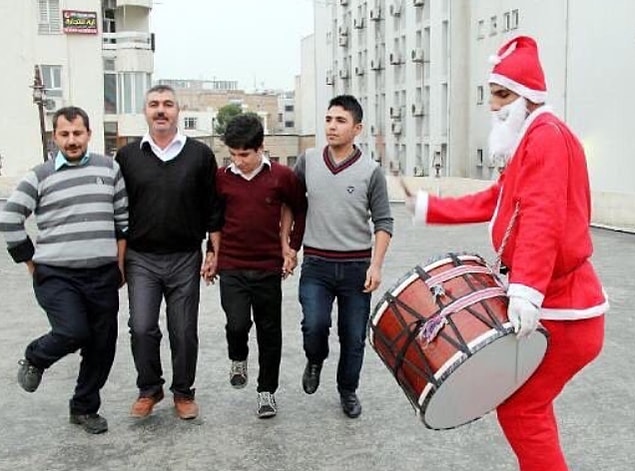 23. Bırak, bacadan sonra girersin. Gel şu davulun ucundan tut.