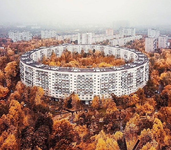 2. Идея пришла в голову двум молодым архитекторам, которые хотели хоть как-то разнообразить скучные советские панельные дома.