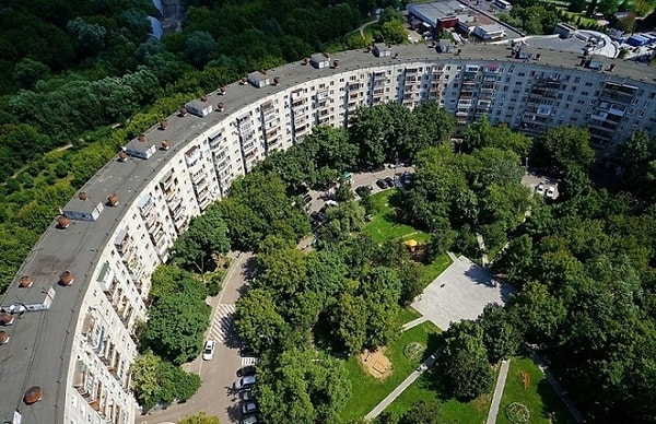 7. Во дворе есть свой сквер, детская площадка. Он будто бы изолирован от вечно спешащего города.