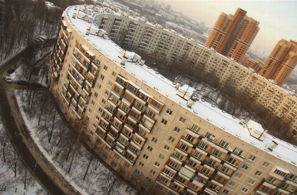 13. Из-за больших затрат на строительство власти города решили отказаться от сооружения круглых домов.