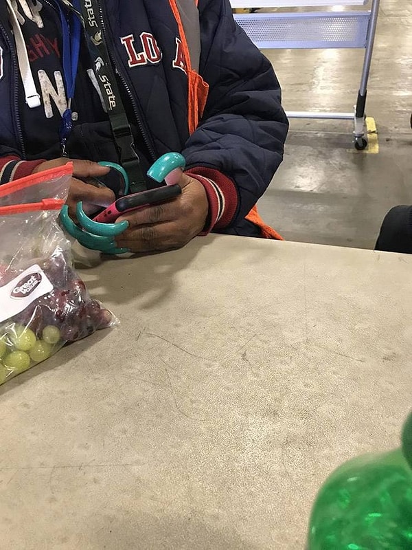 13. Как она вообще умудряется набирать ими сообщения?