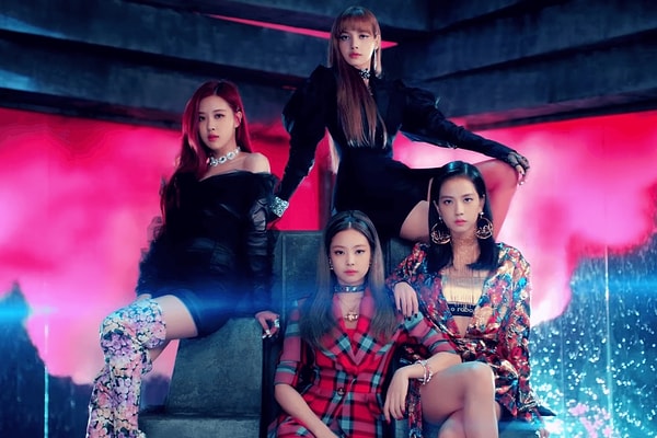 2. Как называется эта женская группа?