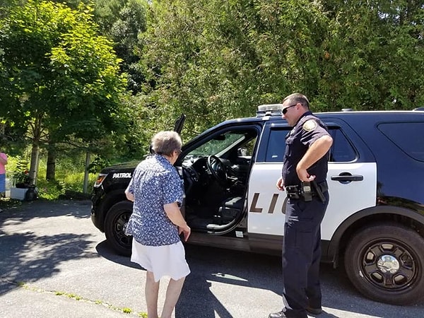 3. По словам женщины, ее мама очень любит полицейские сериалы и все время переживает за все трудности, с которыми сталкиваются полицейские на работе.