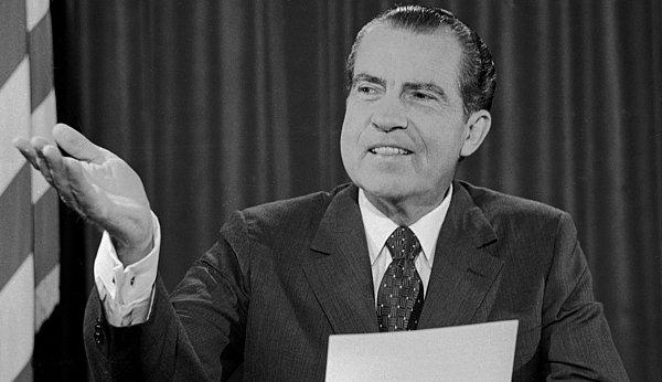 Nixon, Watergate skandalının ardından azil sürecindeyken istifa etti