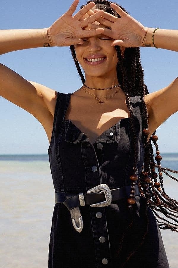 16. Грубый кожаный ремень дополнит всё: лёгкое платье, джинсы и шорты.