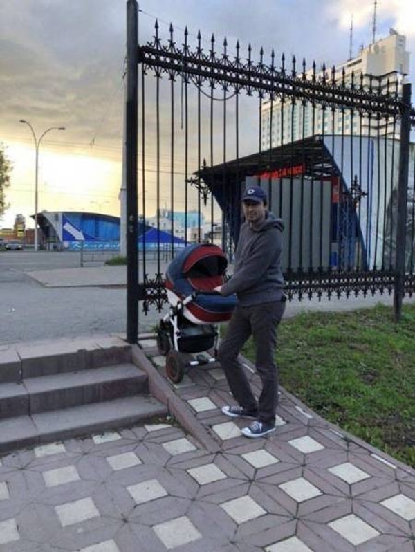 20. Мамочкам с колясками тоже приходится несладко