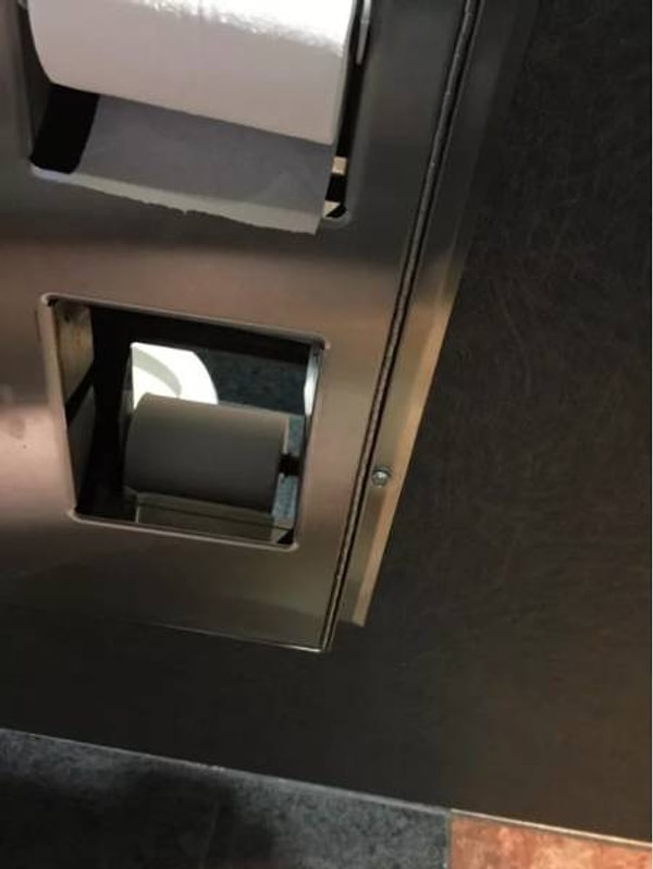 28. А то скучно и одиноко сидеть на толчке