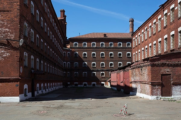 1. В середине 19 века Петербург был довольно мятежным городом, а существовавшие в нём тюрьмы не могли, к сожалению, справиться с потоком заключённых.