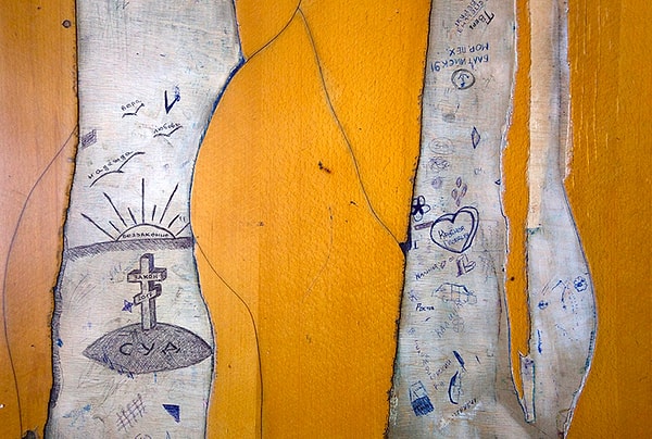 8. Среди известных заключённых был знаменитый революционер Лев Троцкий. В это время тюрьма была переполнена жертвами террора, а в каждой одиночной камере содержалось 15-17 заключённых.