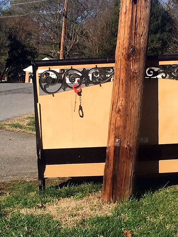 21. "Соседи решили выкинуть спинку кровати, но, кажется, что-то забыли"