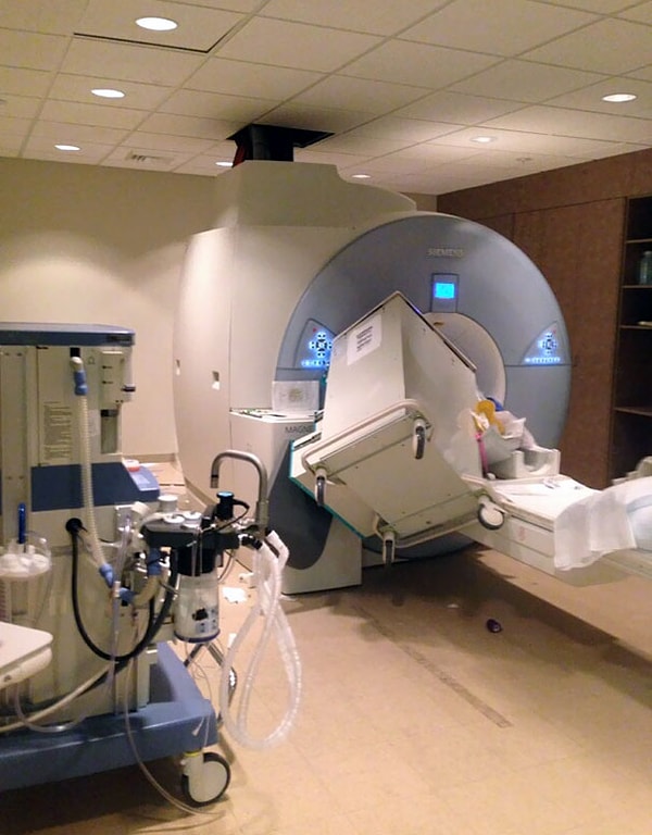 23. "Кто-то забыл, что МРТ — это огромный магнит"