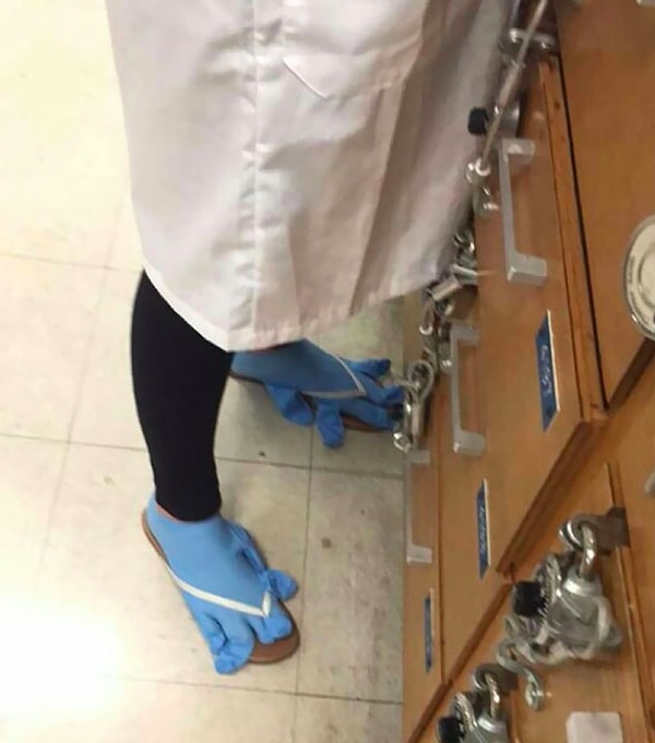 24. "Забыл взять в лабораторию надлежащую обувь"