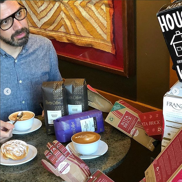 3. С тех пор на страничке молодого человека частенько стали появляться фотографии нового бойфренда.