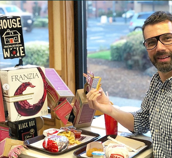 4. Он обедает вместе с Майклом...