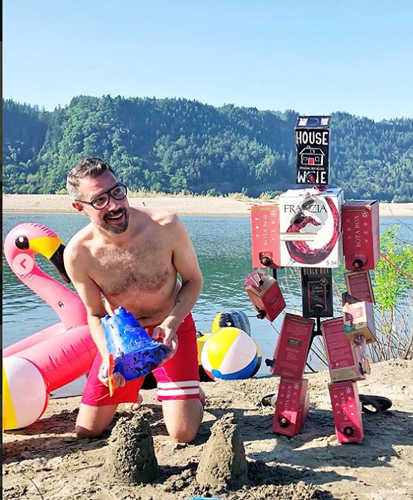 5. Отдыхает с ним на природе...