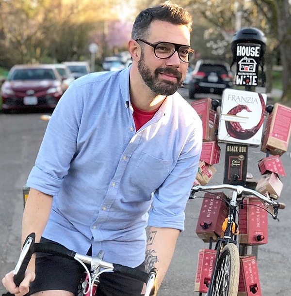 6. Катается на велике...