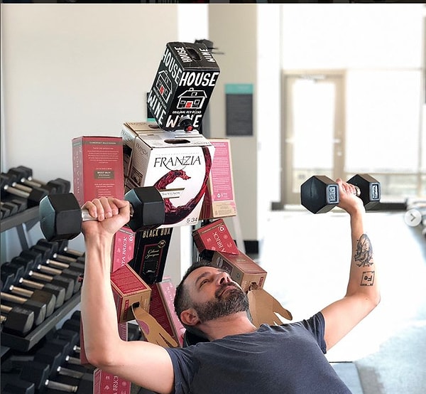 8. Каким бы безумием ни казалось все происходящее, сам художник называет это арт-проектом и утверждает, что самое интересное - наблюдать за реакцией подписчиков.