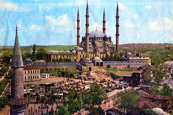 Şehirleşme ve siteleşme Edirne'yi de esir almak üzere, ancak şu an özellikle şehir merkezi hala dokusunu koruyor.