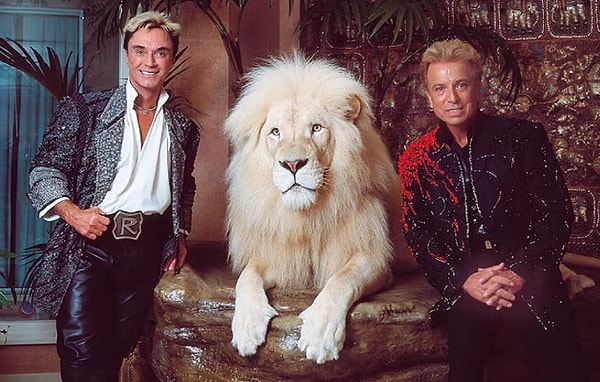 В 2003 году на Зигфрида и Роя напал их белый лев!