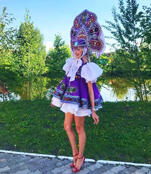 17. Кокошник, наверное, и то больше бы прикрыл