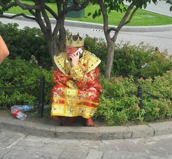 18. Царя не беспокоить. Его величество соизволит по смартфону разговаривать