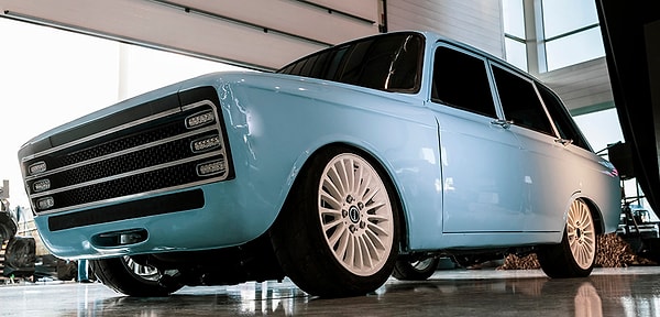 3. Кабина основана на старом советском автомобиле Иж-21252.