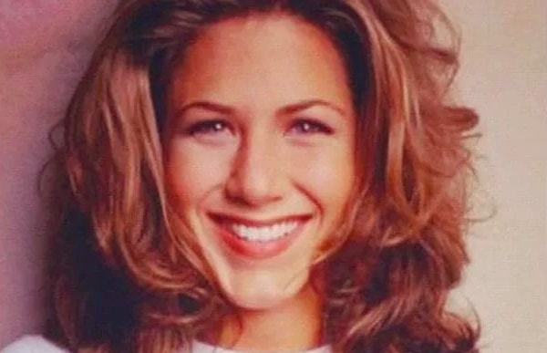 2. А эту позитивную красотку зовут...