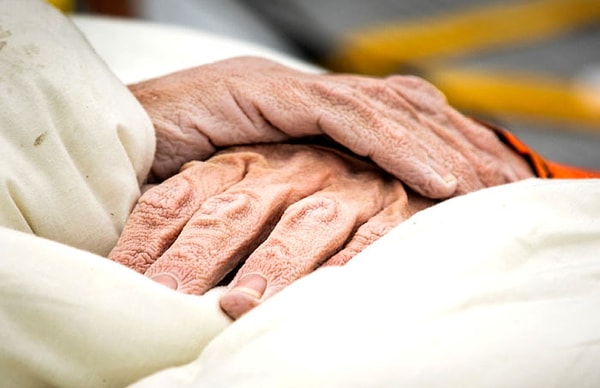 11. Вот как выглядит кожа на руках и ступнях спортсмена после 55 часов нахождения в воде.