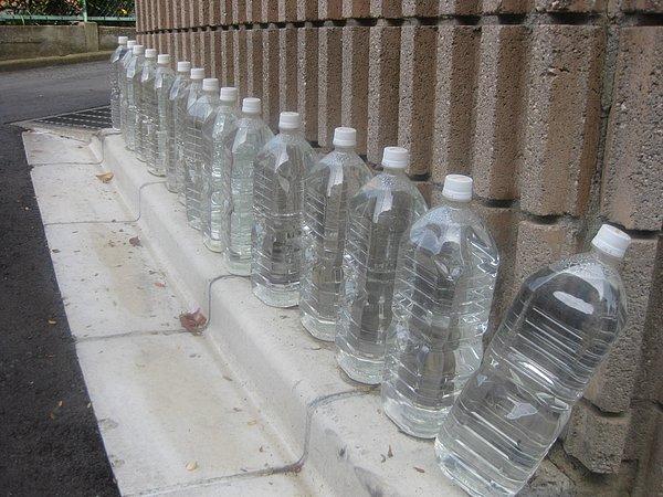Japonya sokaklarında, hemen hemen her evin önünde plastik su şişeleri var. Hatta yalnızca evlerin girişinde değil, bahçelerde ve arabaların önünde de bu su şişelerinden bulunuyor.