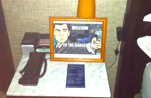 6. А вот клиентов ждёт табличка с надписью "Добро пожаловать в зону опасности".