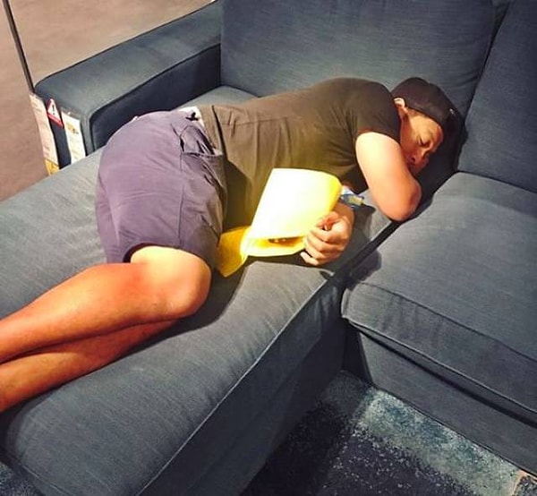 6. Бедняга уснул в IKEA во время семейного шопинга