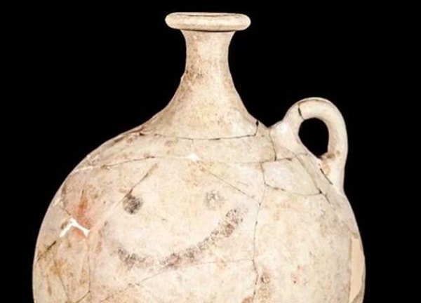 3. Это самый старый смайлик. Он был найден на турецком сосуде, возраст которого составлял 3700 лет. Из него пили турецкий напиток щербет.