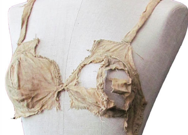 6. А так выглядит самый старый в мире бюстгальтер. Пошит он был ещё в Средние века и датируется 1390-1485 гг.