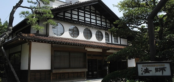 10. Это самый старый отель в мире "Хоси-рёкан", и находится он в Японии. Возраст составляет 1296 лет.