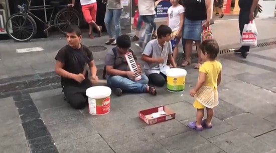 Sokakta Müzik Yapan Çocuklardan Muhteşem Bir 'Çav Bella' Performansı