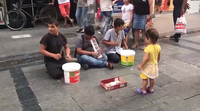 Sokakta Müzik Yapan Çocuklardan Muhteşem Bir 'Çav Bella' Performansı