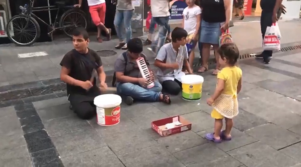 Sokakta Müzik Yapan Çocuklardan Muhteşem Bir 'Çav Bella' Performansı