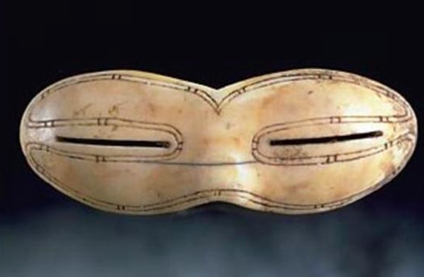 11. Как вам самые старые в мире солнцезащитные очки? Они был обнаружены на берегу Берингового моря, их возраст - около 2000 лет.