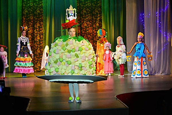 2. Что может быть более странным и в то же время русским, чем платье в виде салата "Оливье"?