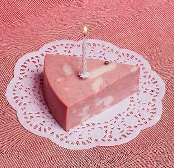 12. И даже день рождения не является поводом, чтобы не покушать варёной колбаски 😄