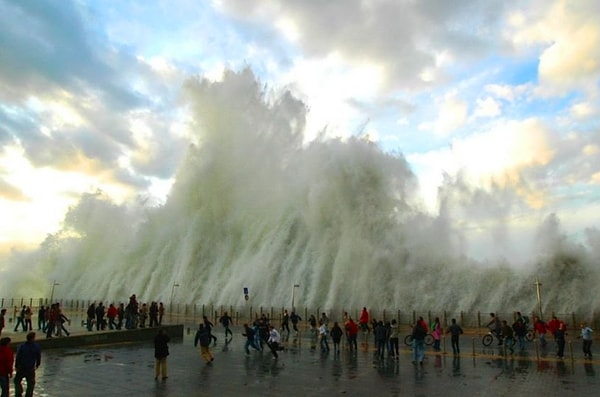 1. Устрашающая волна во время цунами, которая уже через секунду накроет зевак на набережной 😱