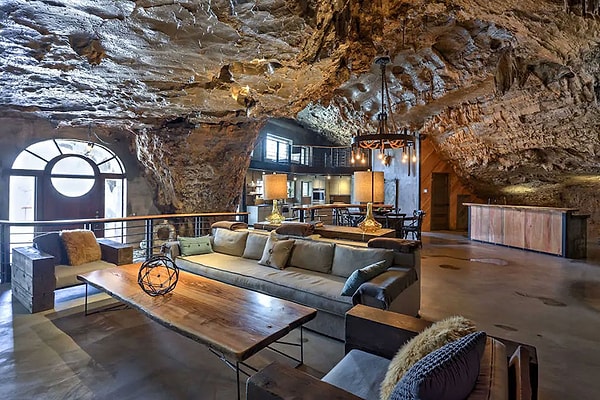 10. В отеле есть 4 комнаты, стоимость проживания в которых составляла 1200 американских долларов за ночь.