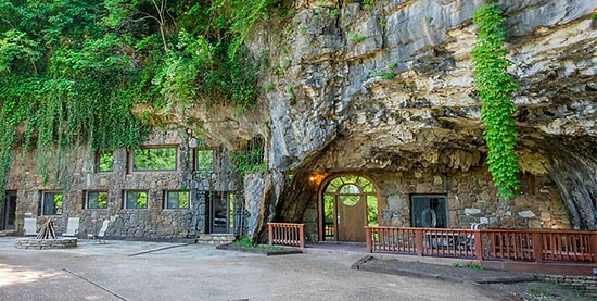 Пещеру-бомбоубежище переделали в роскошный дом, и он выглядит обычным только до тех пор, пока вы не окажетесь внутри