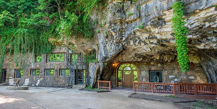 Пещеру-бомбоубежище переделали в роскошный дом, и он выглядит обычным только до тех пор, пока вы не окажетесь внутри