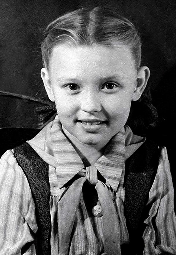 3. А есть мысли относительно того, кто на этом детском снимке?