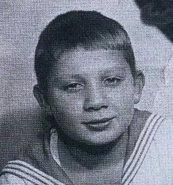 2. Кому принадлежит это детское фото?